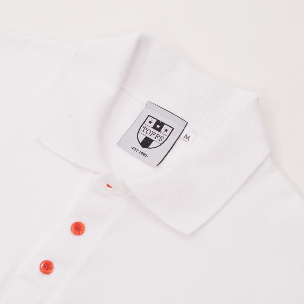 Regular Fit. Embroidered badge. Ribbed collar. Three-button placket. Short sleeves with ribbed armba